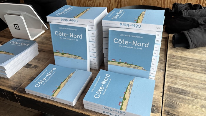 Une visite guidée sur la 138»sont disposés sur une table en quatre piles.