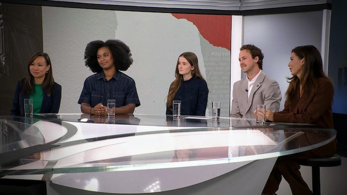 Les cinq candidats en entrevue à l'émission Les coulisses du pouvoir.