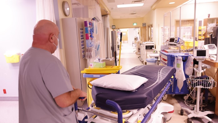 Un couloir d'hôpital encombré d'équipement médical. 