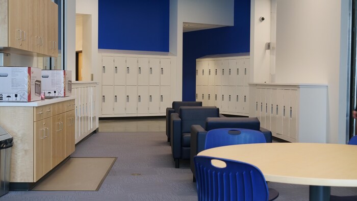 Un couloir avec un espace pour manger et des fauteuils.
