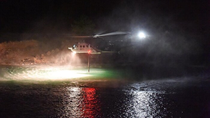 Un hélicoptère se ravitaille en eau.