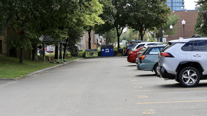 Le stationnement d’une copropriété du quartier Saint-Roch, à Québec, en été.