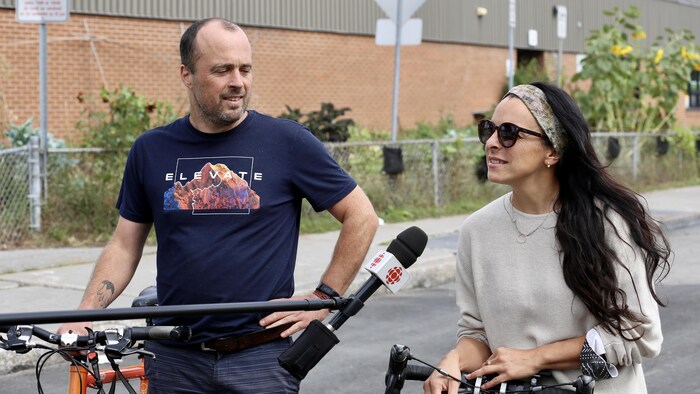 Patrice Lemieux-Breton et Marie-Ève Paradis accordent une entrevue à Radio-Canada à l’extérieur de l’École des Berges, dans le quartier Saint-Roch.