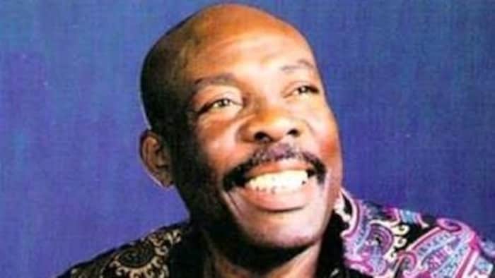 Photo du musicien tout sourire. 