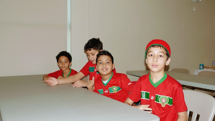 Enfants vêtus du maillot du Maroc. 