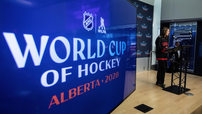 La première ministre de l'Alberta, Danielle Smith, prend la parole lors de l'annonce de l'organisation de la Coupe du monde de hockey 2028 en Alberta, à Edmonton.