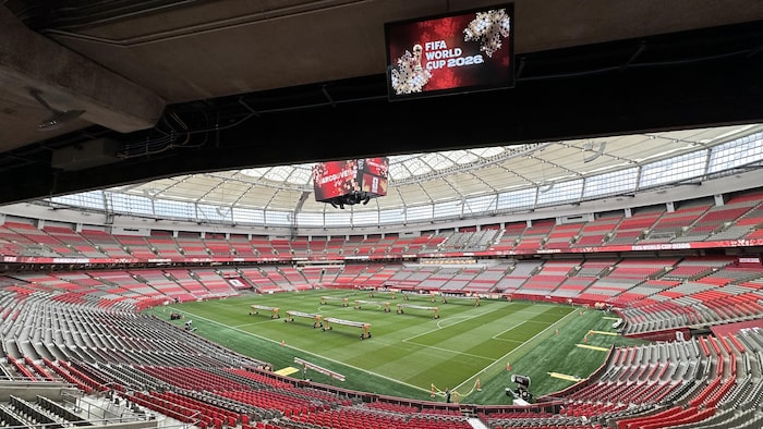Vue panoramique en plongée des gradins vides et du terrain de soccer du Stade de Vancouver.