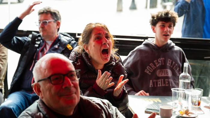 Des amateurs de soccer regardent la finale de qualification de la Coupe du monde opposant l'Italie à la Bosnie au Café Diplomatico, à Toronto, le mardi 31 mars 2026. 