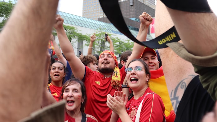 Des partisans crient après la victoire de l'Espagne.