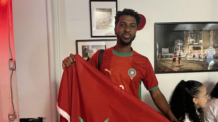 Yassine Sanou brandit le drapeau marocain, le 4 juillet 2026, lors de l'affrontement entre le Canada et le Maroc.