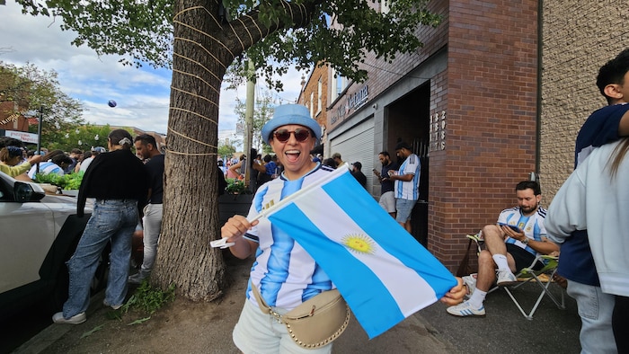 Suzanna Godoya tient un drapeau argentin.