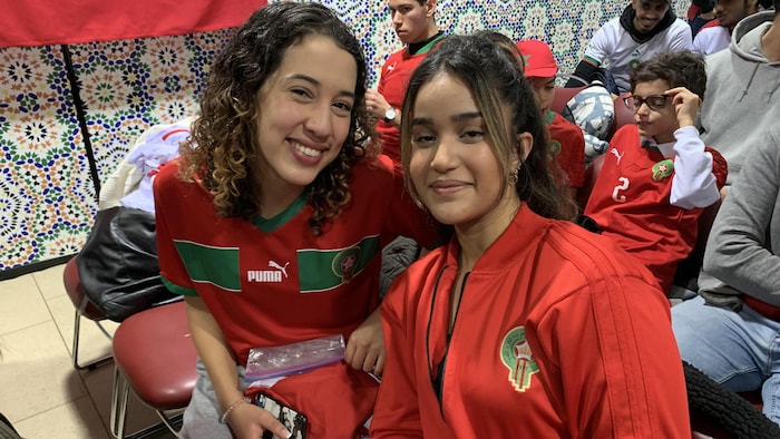 الشابتان آية إلى اليمين وغيتا ترتديان بكل فخر واعتزاز ألوان المغرب.
