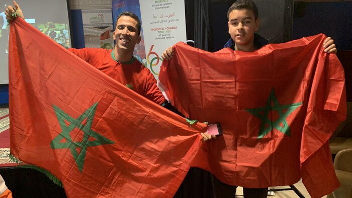 شابان يحملان علم المغرب.
