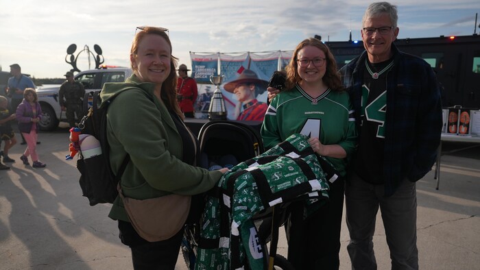 Photo de la famille Yurris avec un chandail de football des Roughriders de la Saskatchewan.