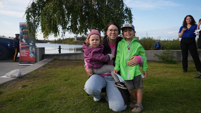 Carolone Héon avec ses deux enfants autour d'elle.