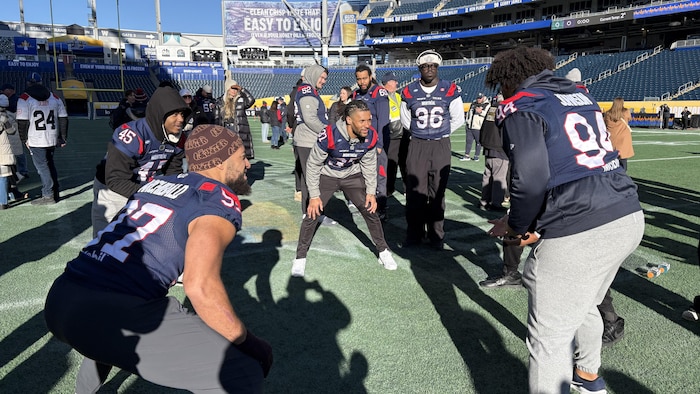 Des joueurs en cercle, se motivent entre eux.