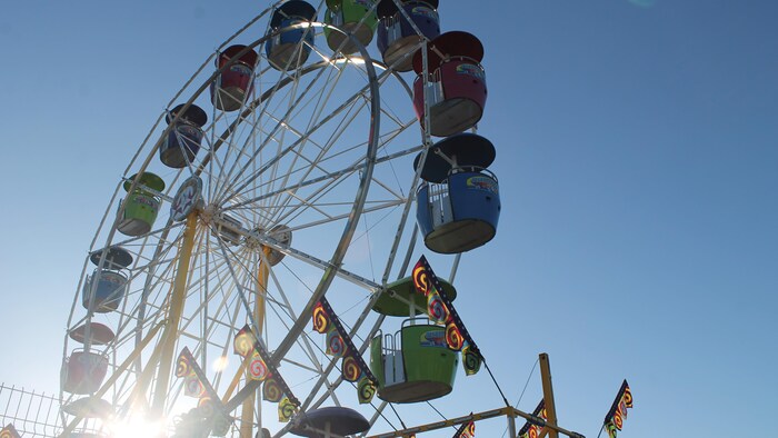 Une grande roue.