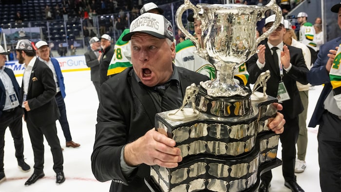 Dale Hunter tient la coupe Memorial.
