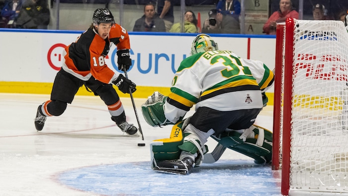 Austin Elliott se prépare à arrêter la rondelle.