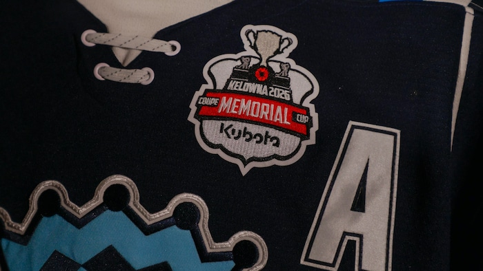 Un logo sur le chandail d'une équipe de hockey.