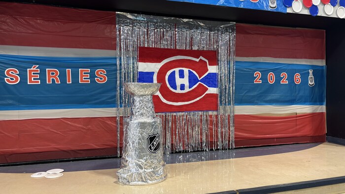 Une réplique de la coupe Stanley artisanale trône fièrement dans le hall d'entrée de l'école.