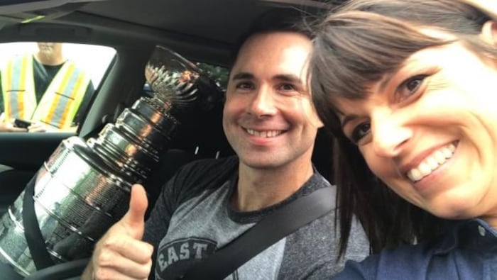 Andy O’Brien avec la Coupe Stanley dans sa voiture.