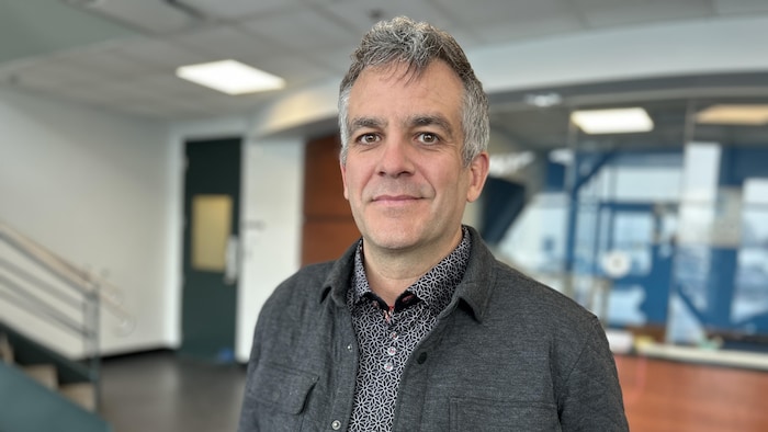 Jean-Denis Toupin prend la pose devant la caméra.