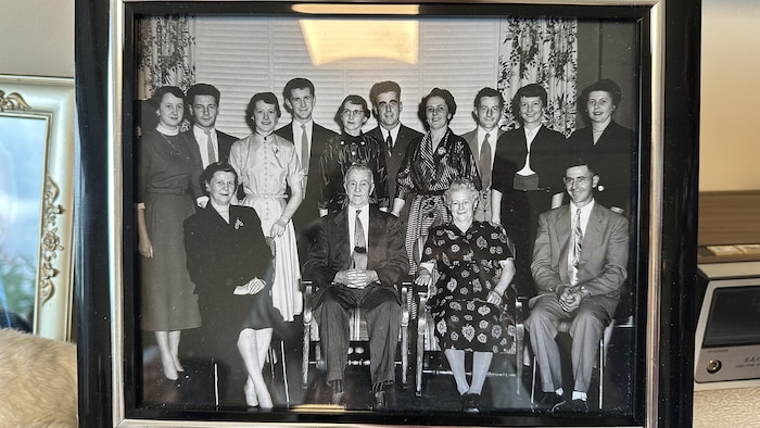 Une photo de famille en noir et blanc dans un cadre. 