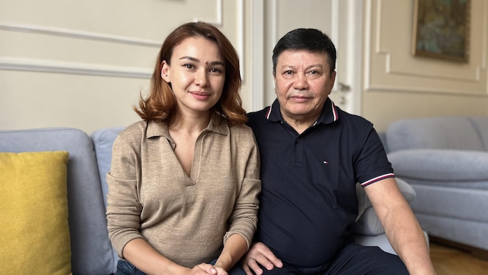 Madina Tassibekova, en compagnie de son père, l’écrivain Kanat Tassibekov, à Almaty.
