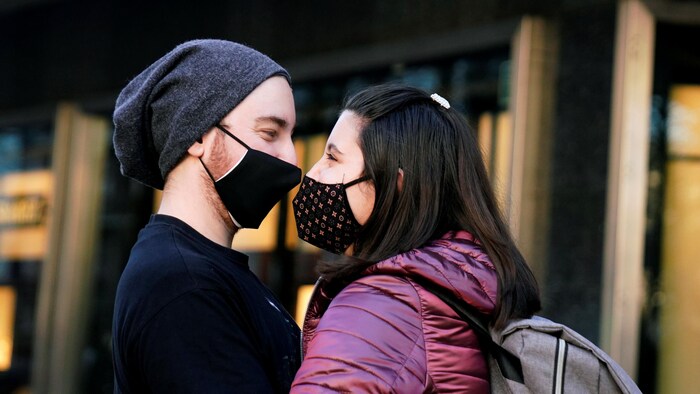 Un couple face à face, portant des masques, le 17 décembre 2020 à Bilbao, en Espagne.