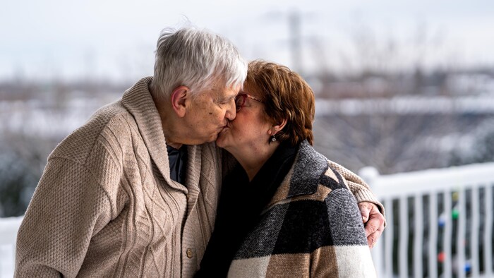 Marcel Descôteaux et Jocelyne Ouellet s'embrassent.