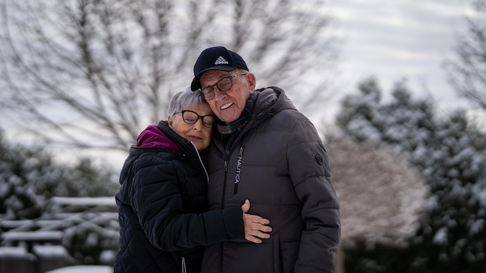 Lise Carignan et Gratien Cossette sont enlacés.