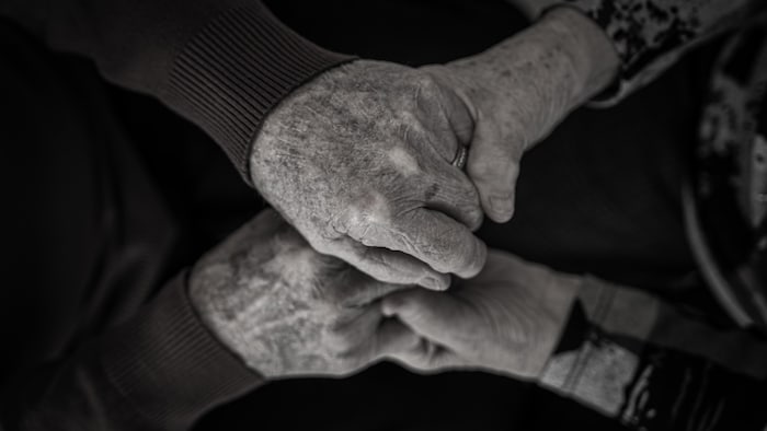 Des mains d'aînés.