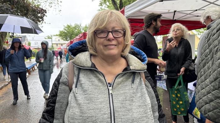 Nancy Ward devant le marché.