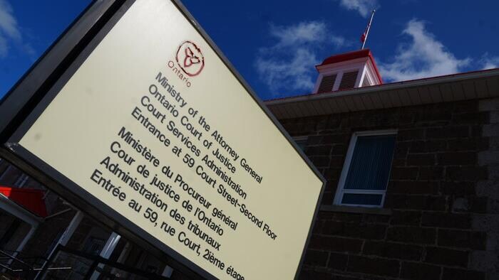 Un panneau du ministère du Procureur général de la cour de justice de l'Ontario, à L'Orignal.