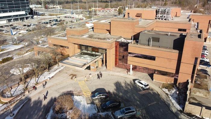 Images aériennes de la Cour supérieure de justice de Newmarket, où Kenneth Law devrait comparaître, située au 50 Eagle St W.