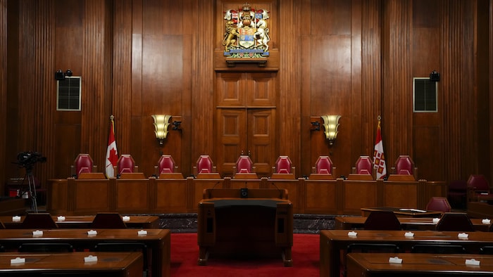 Des sièges sont vides dans la salle d'audience de la Cour suprême du Canada.