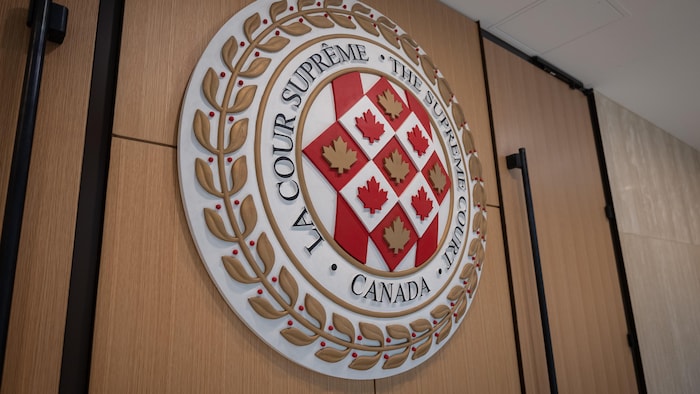Le logo de la cour suprême du Canada sur les portes de la salle d’audience temporaire de la Cour suprême du Canada dans l’édifice commémoratif de l'Ouest, au 344, rue Wellington, à Ottawa, le 4 septembre 2026.