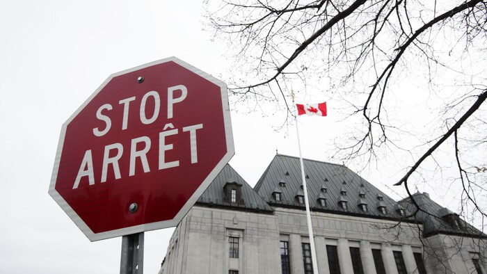 Un panneau d'arrêt devant la Cour suprême du Canada, à Ottawa.