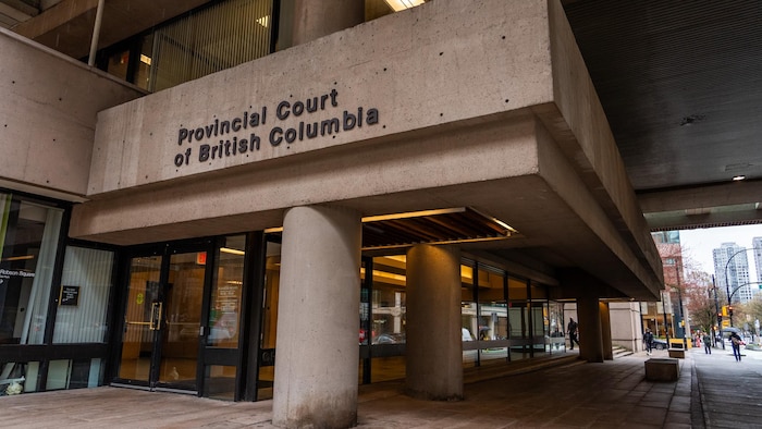 L'extérieur de la cour provinciale de la Colombie-Britannique.