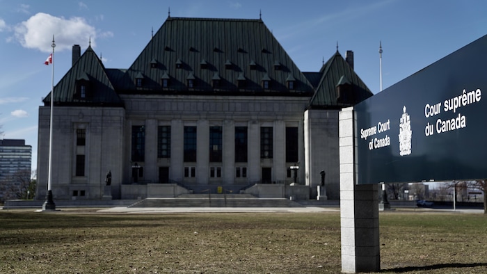 مبنى محكمة كندا العليا في أوتاوا في يوم ربيعي.