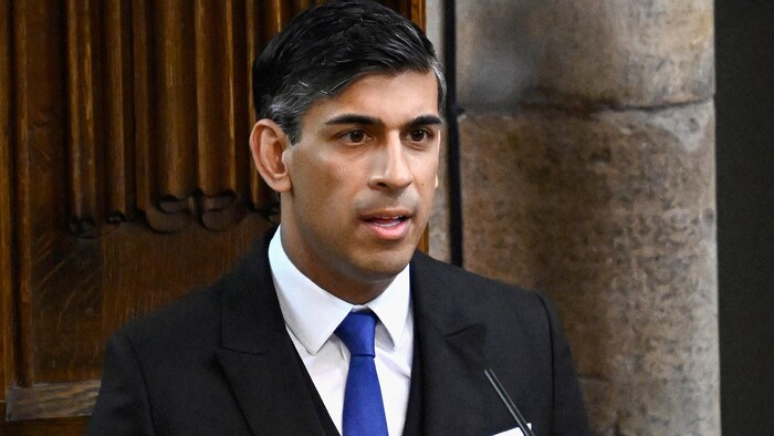 Rishi Sunak en train de parler dans un micro.