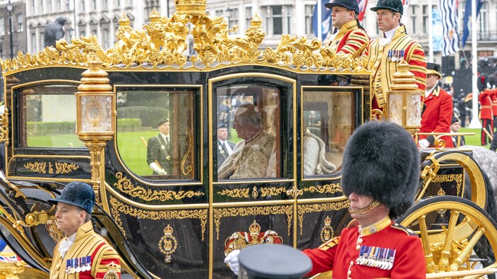 El rey Charles III y Camilla viajan en el Carruaje de Estado de Oro.