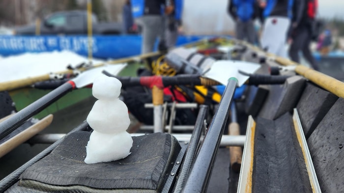 Un mini-bonhomme de neige sur un siège de canot à glace.