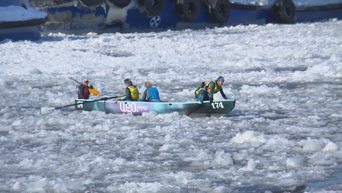 Un canot sur la glace.