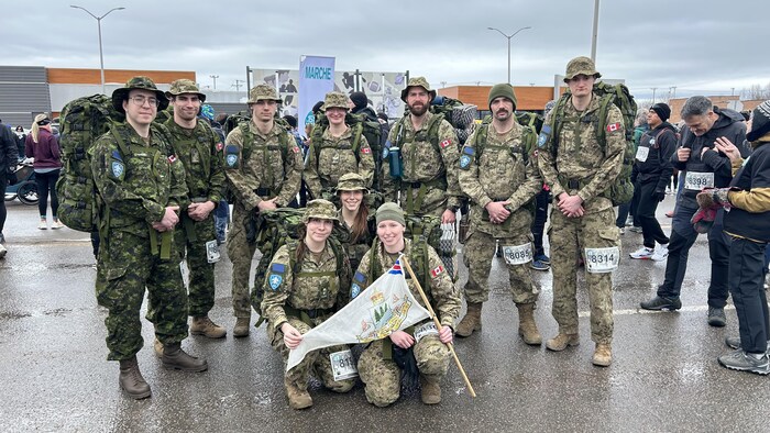 Des militaires posent à l'extérieur.