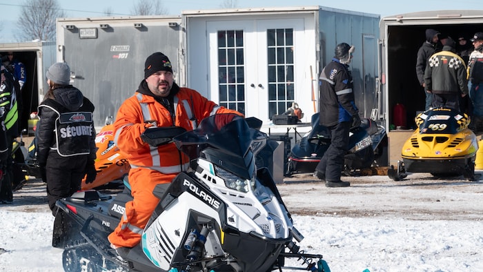 Jason Fillion sur une motoneige.