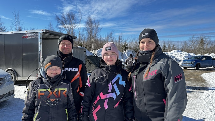 Ève St-Pierre et Noémie Beaupré-Fortin en compagnie de deux autres personnes.