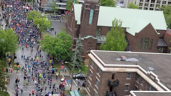 Vue aérienne de coureurs dans la rue lors d'une compétition. 