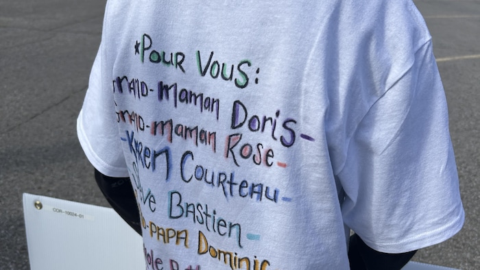 Sur le dos d'un chandail, un élève a écrit qu'il courait pour grand-maman Doris, pour grand-maman Rose, pour Karen, Steve et grand-papa Dominic.